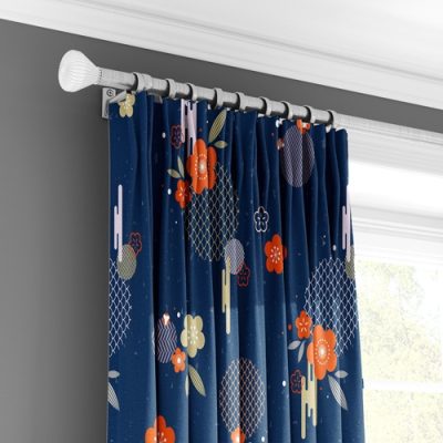 Κουρτίνα με Πολυθεσική Τρέσα και Πολύχρωμα Γεωμετρικά και Λουλουδάτα Μοτίβα σε Σκούρο Μπλε Φόντο