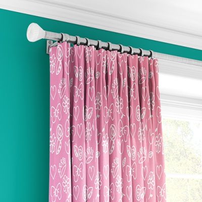 Ροζ Κουρτίνα με Λευκά Καρδιές και Λουλούδια - Κουρτίνα με Πολυθεσική Τρέσα