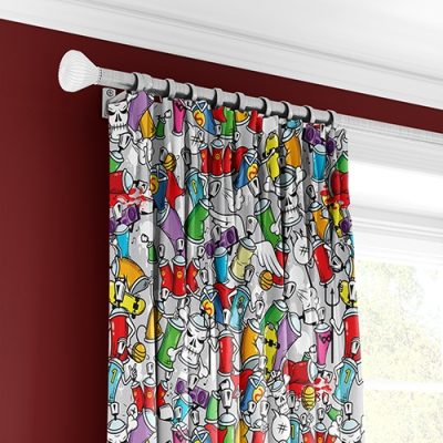 Πολύχρωμη Κουρτίνα με Σχέδια Graffiti και Πολυθεσική Τρέσα