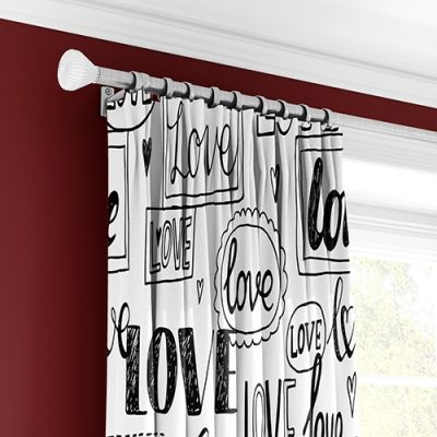 Κουρτίνα Υφασμάτινη με Μοτίβο «Love» - Ασπρόμαυρη με Πολυθεσική Τρέσα