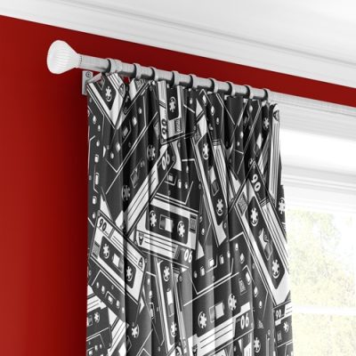 Μαύρη και Λευκή Κουρτίνα με Μοτίβο Κασετών και Πολυθεσική Τρέσα