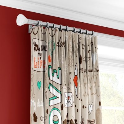 Κουρτίνα με Σχέδια Αγάπης και Χειρόγραφες Λεπτομέρειες, με Πολυθεσική Τρέσα