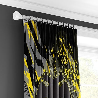 Κουρτίνα με Πολυθεσική Τρέσα και Γραφιστικό Σχέδιο σε Μαύρο και Κίτρινο
